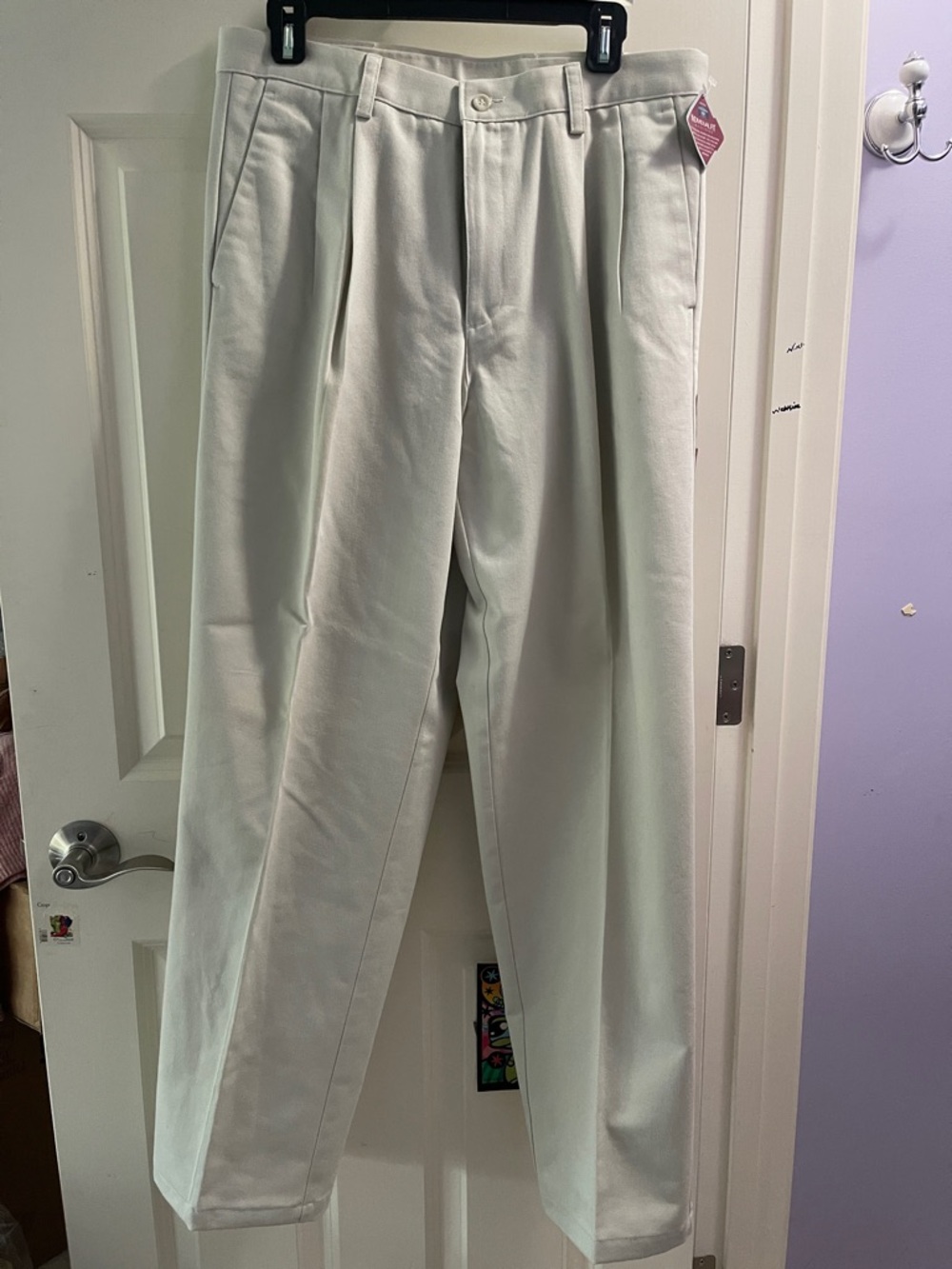 Dockers Men's light sand khaki Pleated Pants Individual fit waistband 33/34